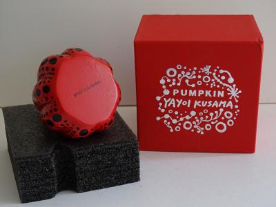 Yayoi Kusama - Citrouille (Noir/Rose) - Résine peinte à la main 2
