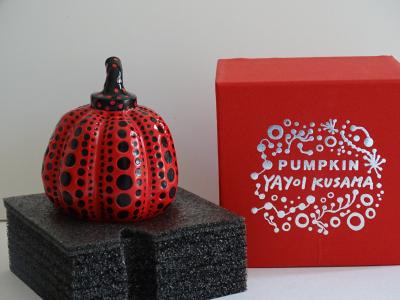 Yayoi Kusama - Citrouille (Noir/Rose) - Résine peinte à la main 2