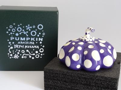 Yayoi KUSAMA : Citrouille de Naoshima (violet) - Sculpture 2