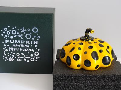 Yayoi KUSAMA : Citrouille de Naoshima (jaune et noire) - Sculpture 2