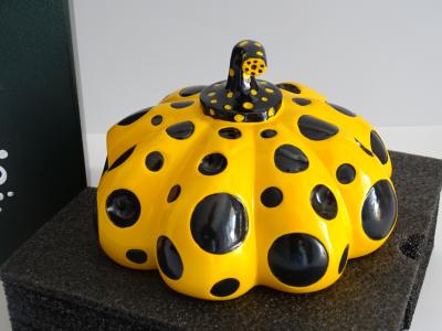 Yayoi KUSAMA : Citrouille de Naoshima (jaune et noire) - Sculpture 2