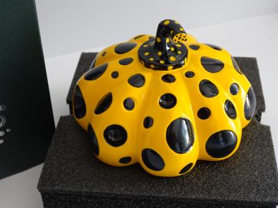 Yayoi KUSAMA : Citrouille de Naoshima (jaune et noire) - Sculpture 2