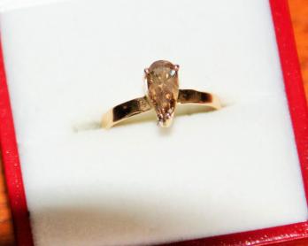 Bague solitaire en or jaune 18k, ornée d’un diamant taille poire de couleur cognac en serti griffe 2