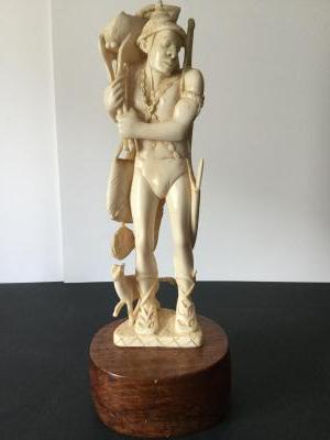 Statuette en ivoire intitulée 