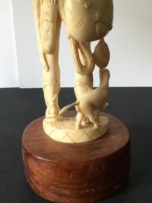 Statuette en ivoire intitulée 