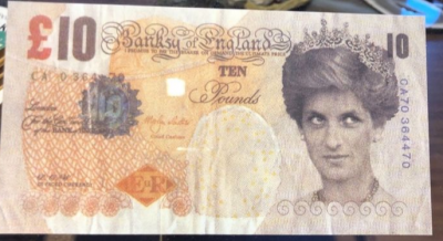 Banksy (d’après)  Lady Di Faced Tenner (Billet fac-similé de 10 £), 2004   Impression offset sur papier rigide 2