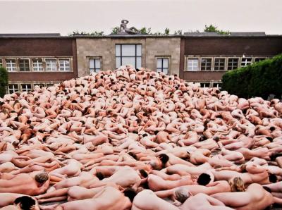 Spencer TUNICK - Museum kunst palast, Dusserldoorf, 2006 - Tirage C-Print 2